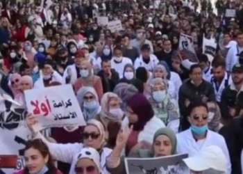 طنجة.. الأساتذة المتعاقدون يحتجون تضامنا مع زملائهم الذين تعرضوا للتعنيف
