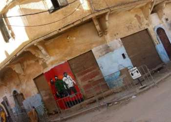 مهاجرين أفارقة يكنسون الأحياء الشعبية بالخميسات رغم صعوبة المهمة