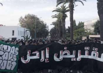 “مقتريض إرحل” شعار المسيرة التي قادها أنصار فريق الدفاع الحسني الجديدي لكرة القدم