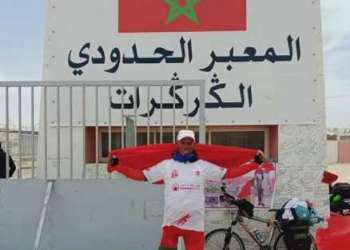 الدراج عبد الحميد الرمزي من ذوي الاحتياجات الخاصة يصل إلى معبر الكرگرات الحدودي