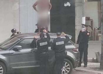 ولاية الأمن بالبيضاء تكشف حقيقة تداول صورة شخص عار فوق سيارة