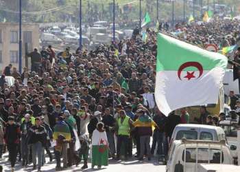 الحراك الشعبي بالجزائر يدخل معركة التغيير الجذري للنظام