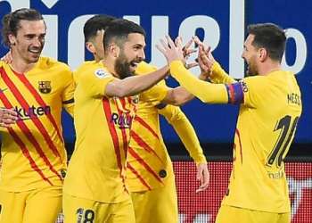 ميسي يصنع هدفين ويقود برشلونة للفوز على أوساسونا والانفراد بوصافة الدوري الإسباني