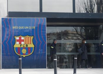الشرطة تداهم مكاتب نادي برشلونة وأنباء عن اعتقال رئيس “البارسا” السابق