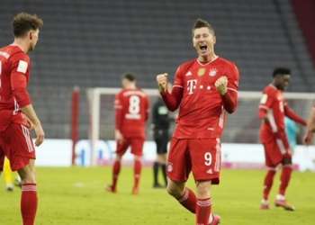 ليفاندوفسكي يسقط دورتموند ويعيد بايرن للصدارة