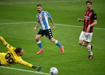 ميلان يسقط في عقر داره أمام نابولي ويبتعد أكثر عن صدارة الدوري الإيطالي