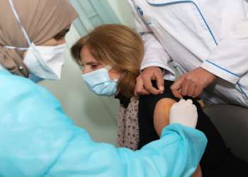 إقبال مكثف للمقيمين الأجانب على محطات التلقيح ضد كوفيد-19