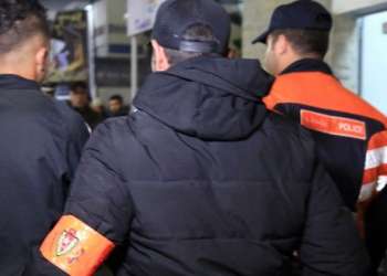 أمن سلا يعتقل شاب متورط في خرق الطوارئ والرشق بالحجارة
