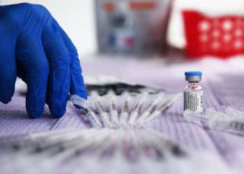 خطأ يتسبب في إتلاف 15 مليون جرعة من لقاح كورونا