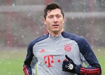 ليفاندوفسكي يعود للتدرب منفرداً بعد إصابته