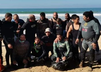 الجديدة.. غطاسين شباب يتمكنون من إنتشال جثة غريق