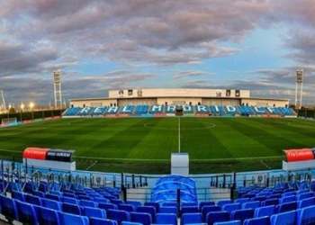 إهداء ماكيت ملعب دي ستيفانو إلى يورغن كلوب