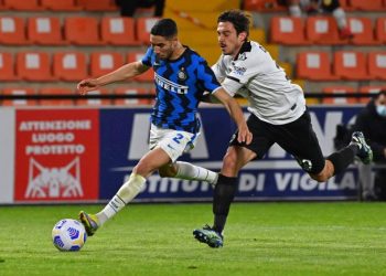 إنتر ميلان يعزز صدارته للدوري الإيطالي رغم التعادل مع سبيزيا