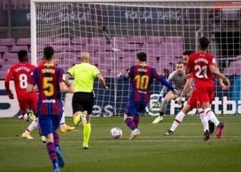 غرناطة يقلب الطاولة على مضيفه برشلونة ويحرمه من صدارة الدوري الإسباني
