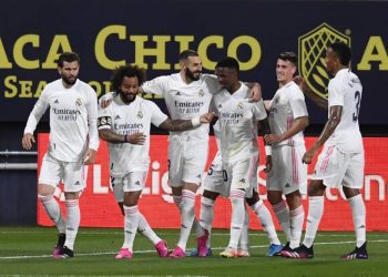 ثنائية بنزيمة تقود ريال مدريد لقمة الدوري الإسباني