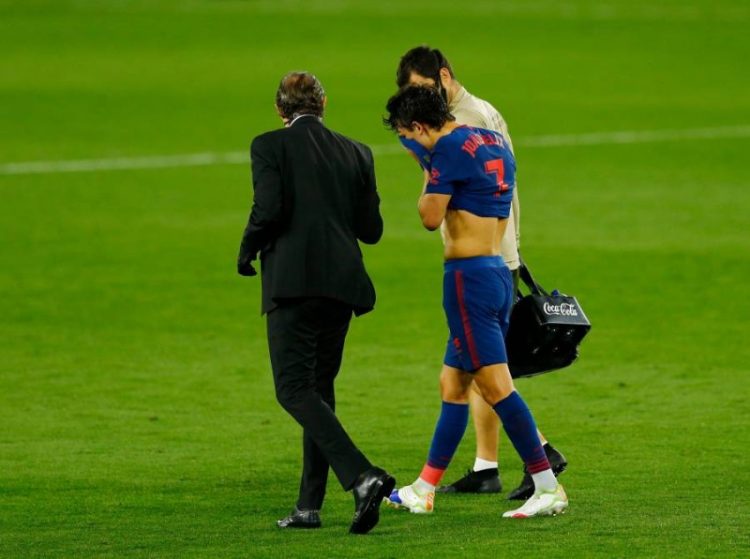 Soccer Football - La Liga Santander - Real Betis v Atletico Madrid - Estadio Benito Villamarin, Seville, Spain - April 11, 2021 Atletico Madrid's Joao Felix reacts after sustaining an injury REUTERS/Marcelo Del Pozo