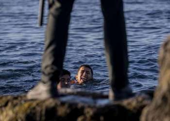 حقيقة مقطع فيديو صادم لوسائل إعلام إسبانية يظهر جنودا إسبان يلقون بمهاجرين في البحر