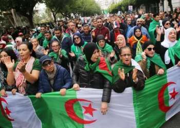 الجزائر بلد ” على حافة الهاوية”