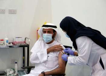 السعودية تشدد الخناق على معارضي التطعيم