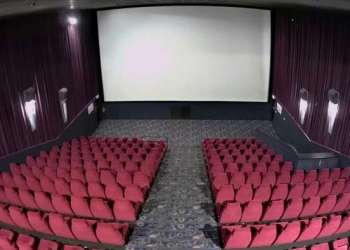 دعوات متجددة لإعادة فتح المسارح والقاعات السينمائية في المملكة