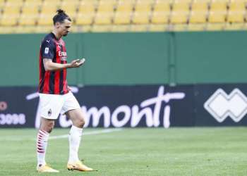 إبرا ينهي علاقته بشركة مراهنات خوفاً من «يويفا»