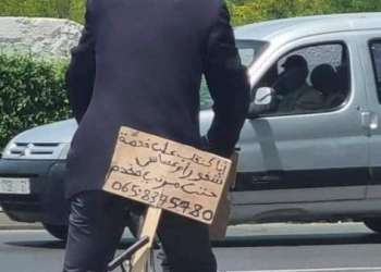 صور مواطن يبحث عن عمل بطريقته الخاصة تلقى إعجابا واسعا