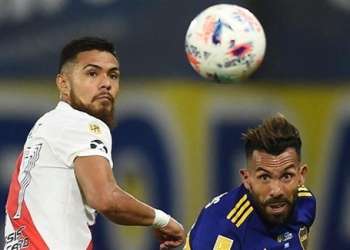 قنابل الغاز تؤثر على لاعبي جونيورز وريفر