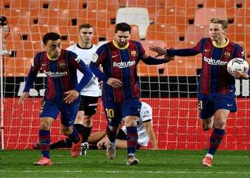 برشلونة يسقط فالنسيا ويواصل المنافسة على لقب الليغا