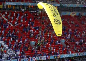 شرطة ميونخ تحقق بشأن هبوط محتج لأرضية الملعب في يورو 2020