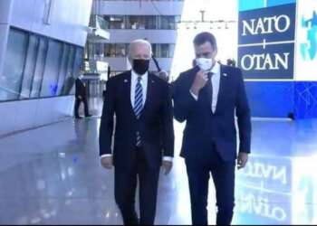 بايدن يحرج رئيس وزراء اسبانيا ويحول اجتماع الى مشي ل20 ثانية