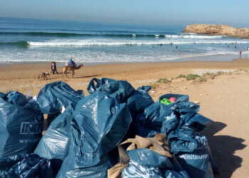 تقرير يحذر من طرح النفايات الصلبة بصفة عشوائية بالشواطئ المغربية