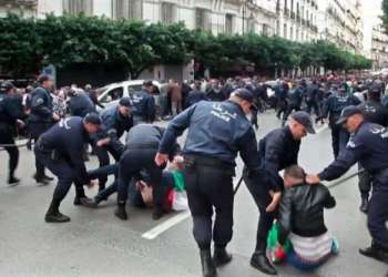 القمع العنيف الذي تشهده الجزائر يؤكد ارتباك السلطة أمام الحراك