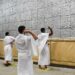 حجاج بيت الله الحرام يرمون الجمرات في أول أيام التشريق