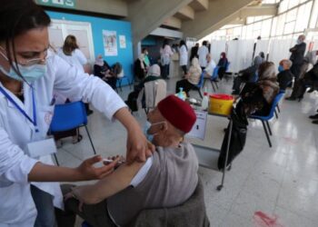 ضغوط كبيرة على رافضي التطعيم بعد فرض إلزامية التلقيح في دول عدة