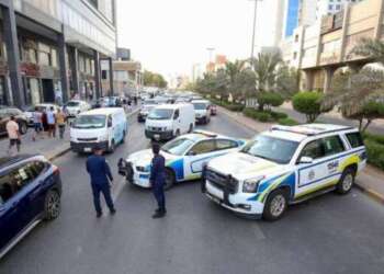 شاب يقتل شرطيا و والدته بالكويت