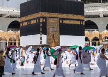 ضيوف الرحمن يتوافدون إلى المسجد الحرام لأداء طواف القدوم