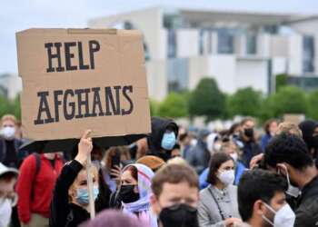 أفغان يتظاهرون في باريس مطالبين ب”إنقاذ عائلاتهم”