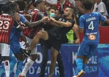 جمهور نيس يقتحم ملعب مباراة مارسيليا ويهاجم اللاعبين