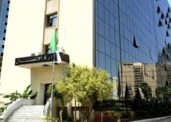 وقف تلفزيون جزائري وتعليق بث آخر