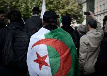 الجالية الجزائرية تتظاهر بفرنسا وتؤكد رفضها قطع العلاقات مع المغرب