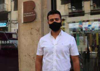 بلدية برشلونة تنصف شابا مغربيا تعرض للتمييز