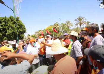 احتجاج مهنيو سيارات الأجرة الكبيرة أمام ولاية مراكش