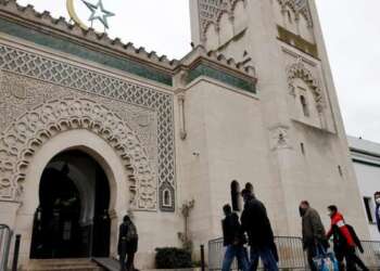 الحكومة الفرنسية تقرر إغلاق 6 مساجد وحل عدد من الجمعيات