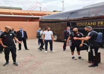 وفد من الجامعة الملكية لكرة القدم يستقبل بعثة المنتخب الجزائري بمطار مراكش
