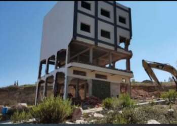 طنجة.. بحضور والي جهة طنجة الجرّافات تهدم عشرات البنايات بمنطقة اكزناية
