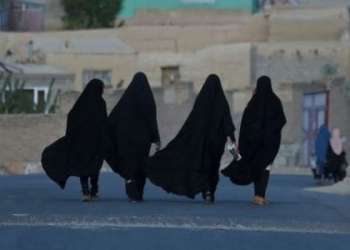 فرض العباءة والنقاب على الطالبات في جامعات أفغانستان
