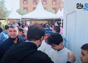 لحظة مؤثرة لإبن الراحل عبد الوهاب بلفقيه أثناء تقبيل العزاء وهذا تصريح أخ المرحوم ومحمد أبودرار
