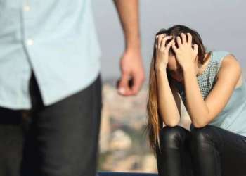 أستاذ جامعي بتطوان يضبط زوجته رفقة زميله