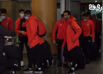 استقبال حار للمنتخب المغربي داخل القاعة بعد وصوله للمطار ومدرب المنتخب يؤكد: “العلم المغربي كان رفرافا”