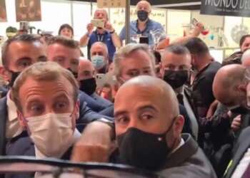 محتج يرشق الرئيس الفرنسي إيمانويل ماكرون بالبيض في ليون